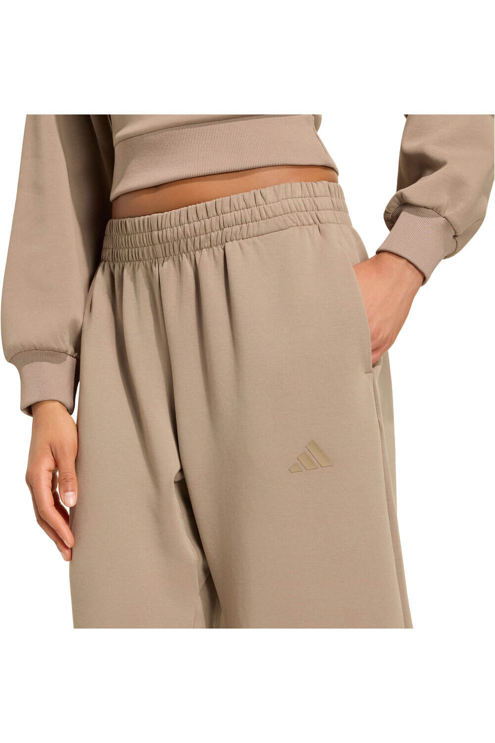 adidas pantalón mujer Pantaln holgado Soft Lux vista detalle
