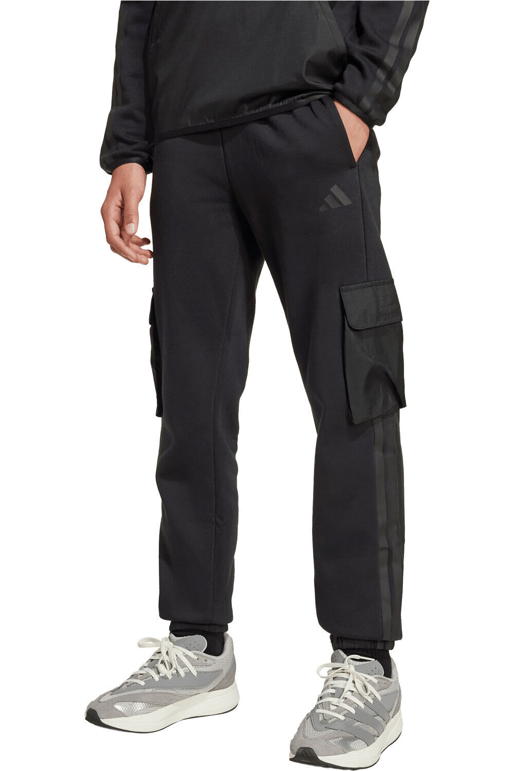 adidas pantalón niño PANTALN FELPA ESTILO CARGO UTILITY vista frontal