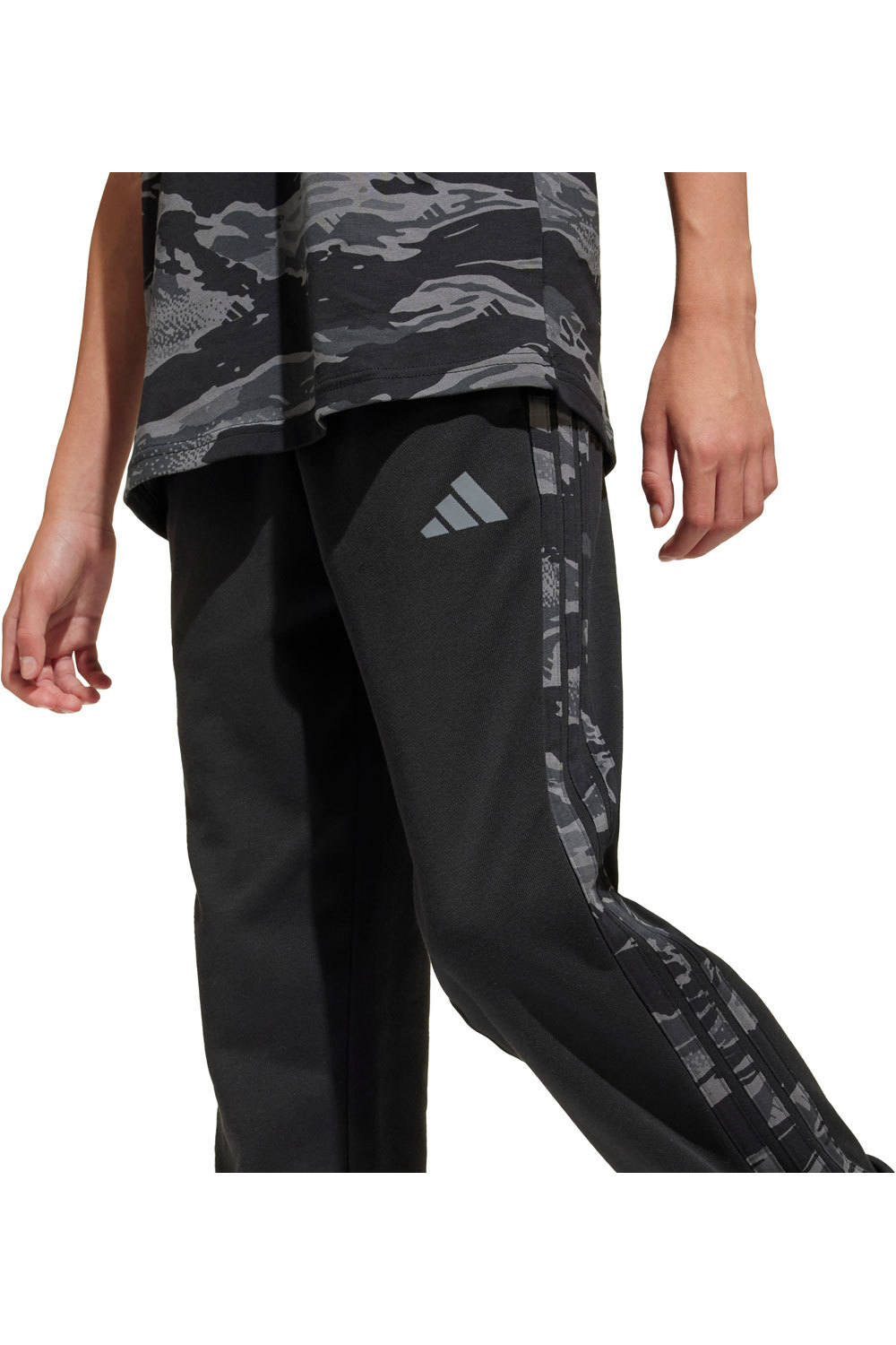 adidas pantalón niño Seasonal Essentials Camo 03