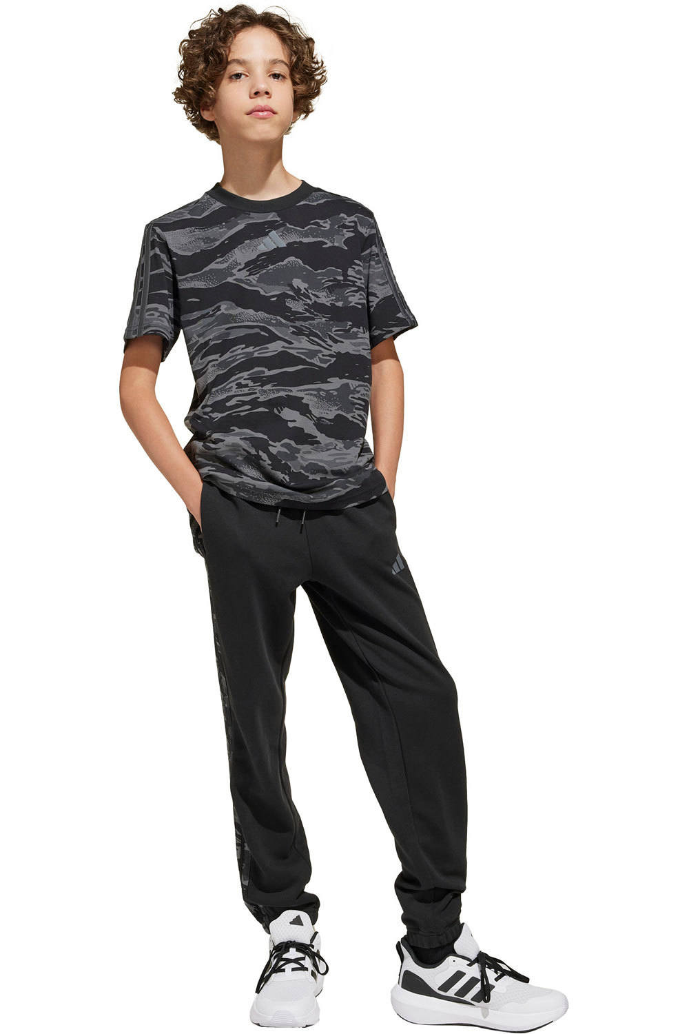 adidas pantalón niño Seasonal Essentials Camo vista frontal