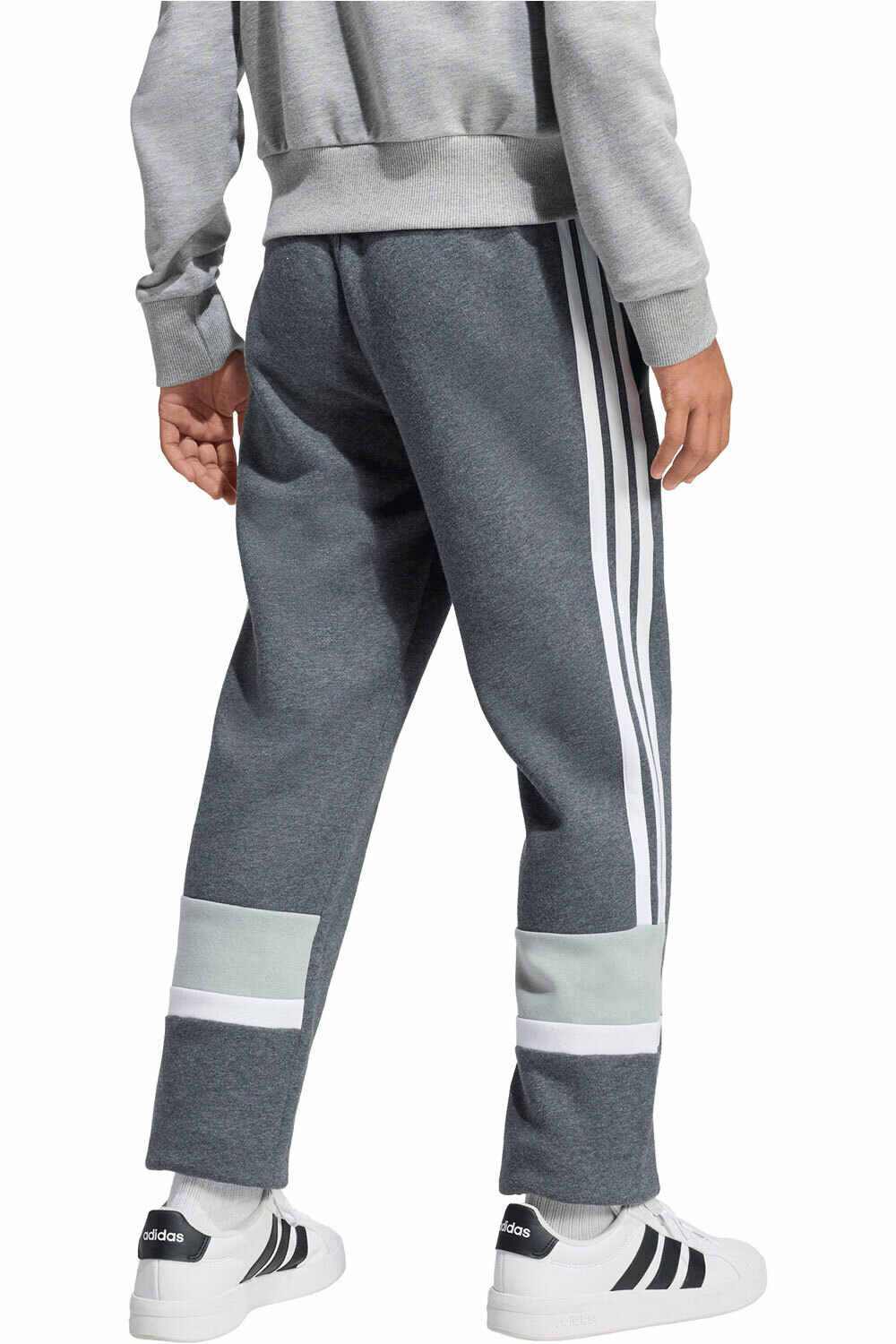 adidas pantalón niño SEASONAL ESSENTIALS TIBERIO 3 BANDAS vista trasera