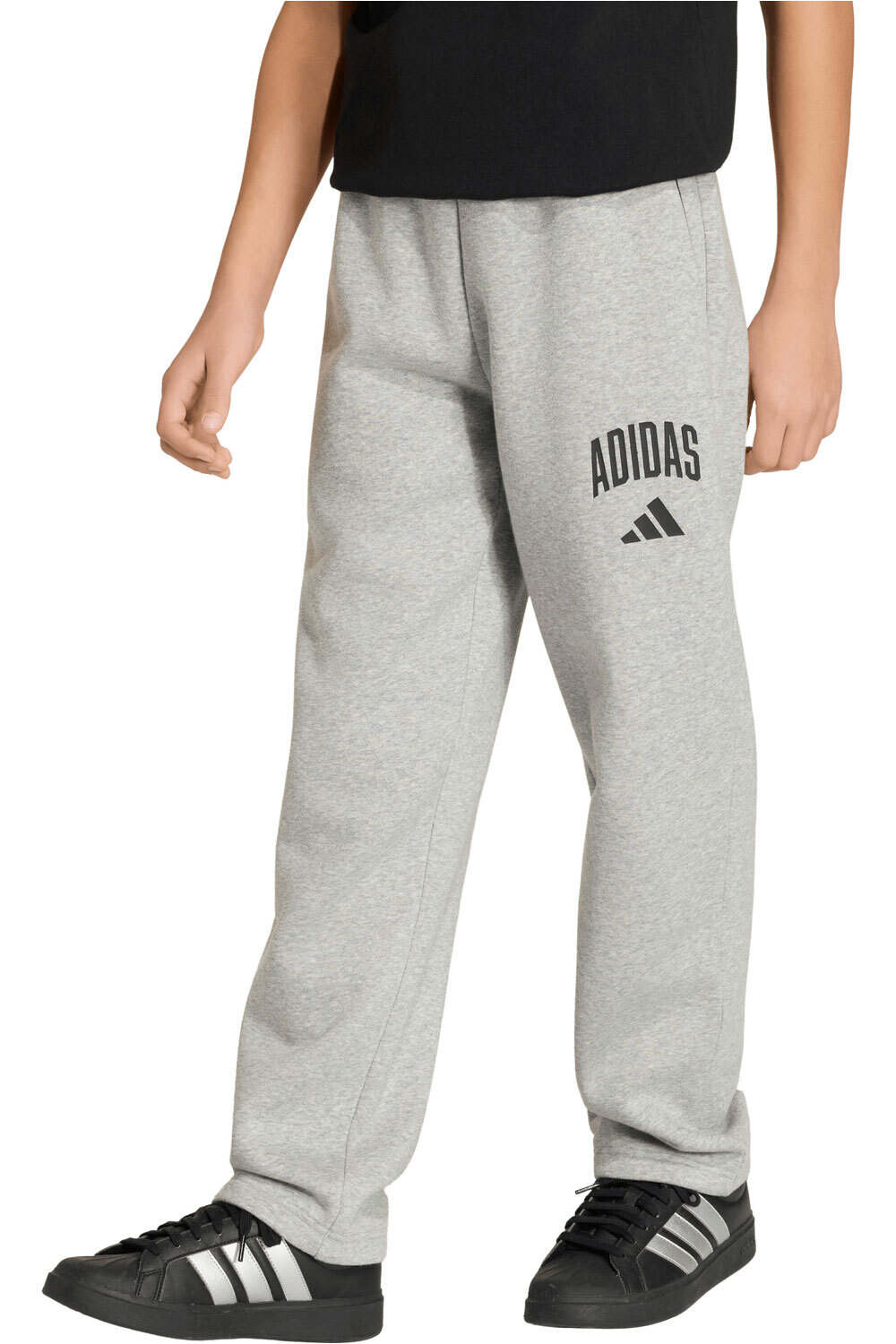 adidas pantalón niño SEASONALS COLLEGE TYPOGRAPHY vista frontal