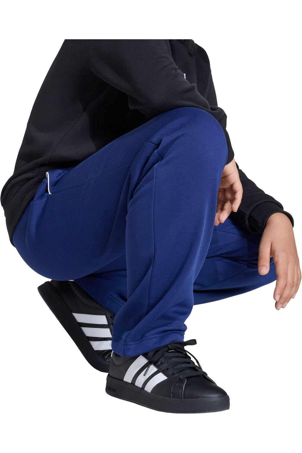 adidas pantalón niño SEASONALS COLLEGIATE TYPOGRAPHY vista detalle