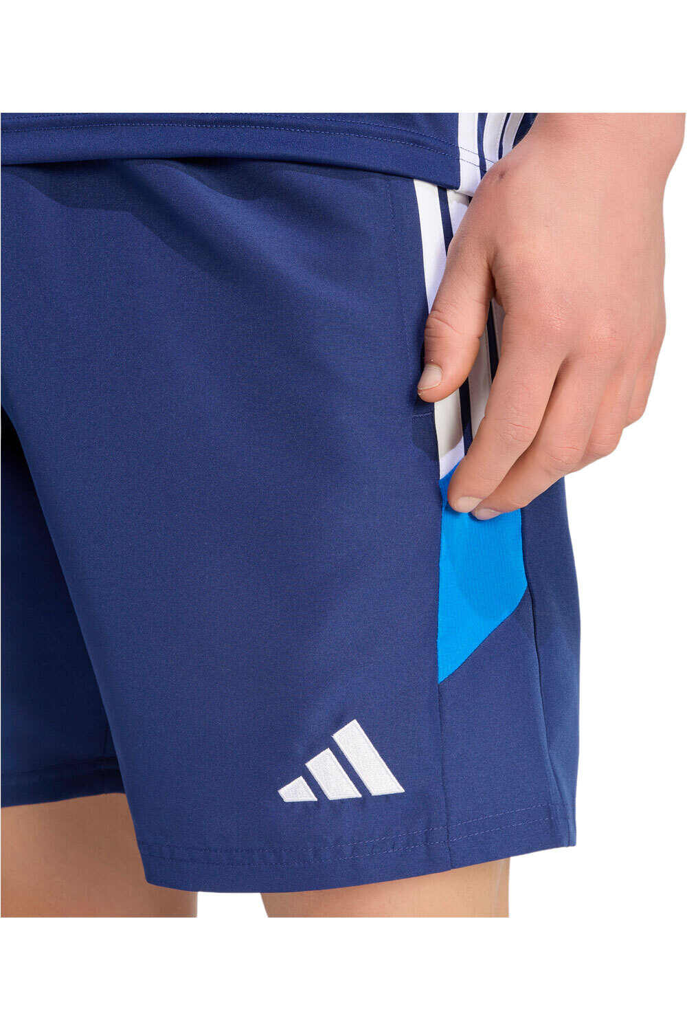 adidas pantalones cortos futbol TIRO 26 ESSENTIALS vista detalle