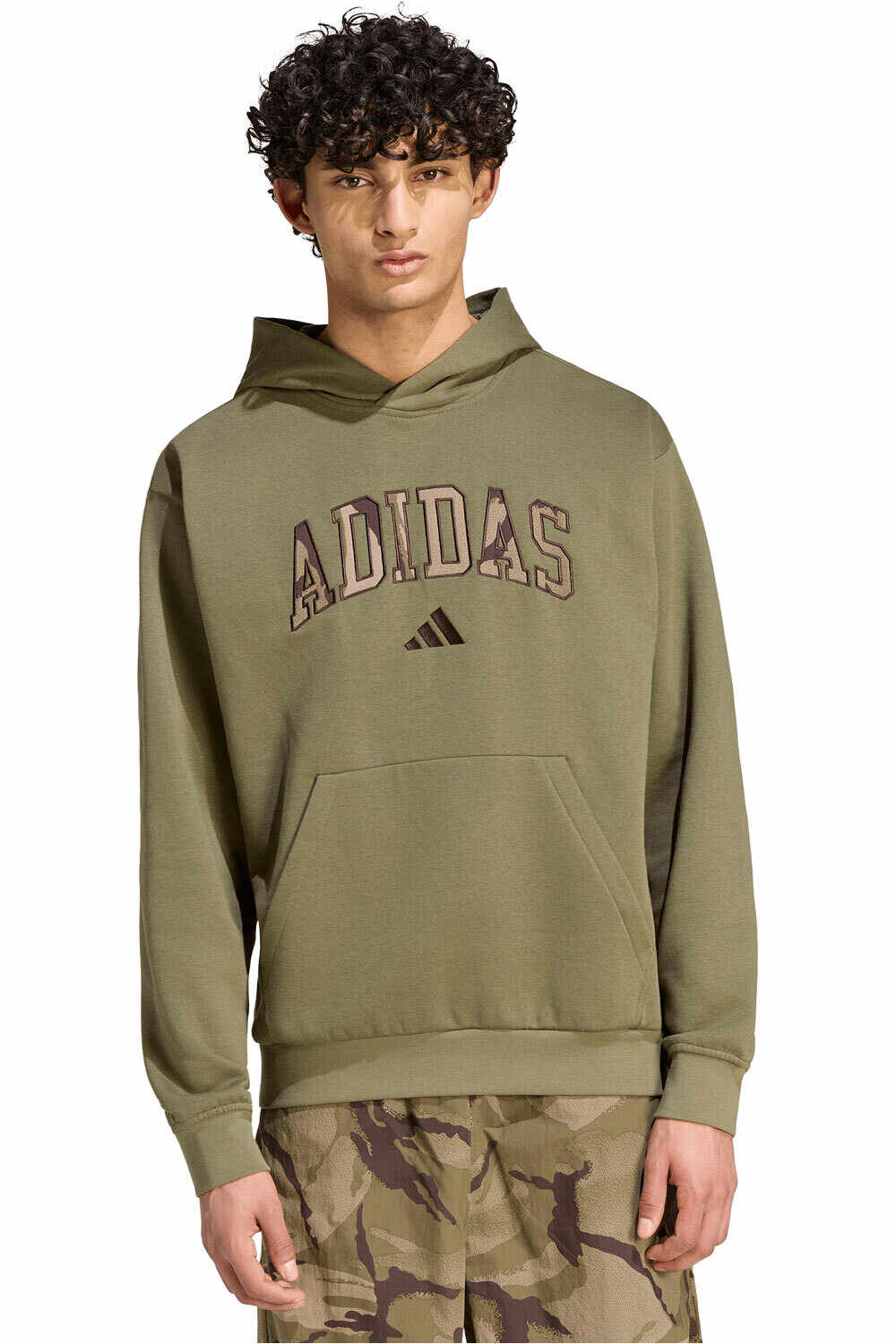 adidas sudadera hombre Sudadera capucha y diseo camO Seasonal Ess vista frontal