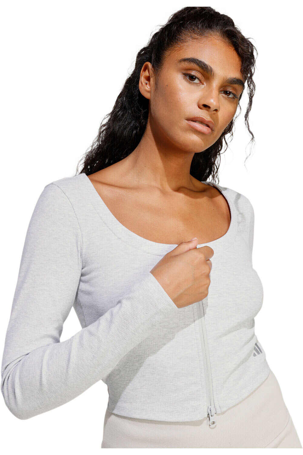 adidas sudadera mujer SEASONAL ESSENTIALS vista detalle