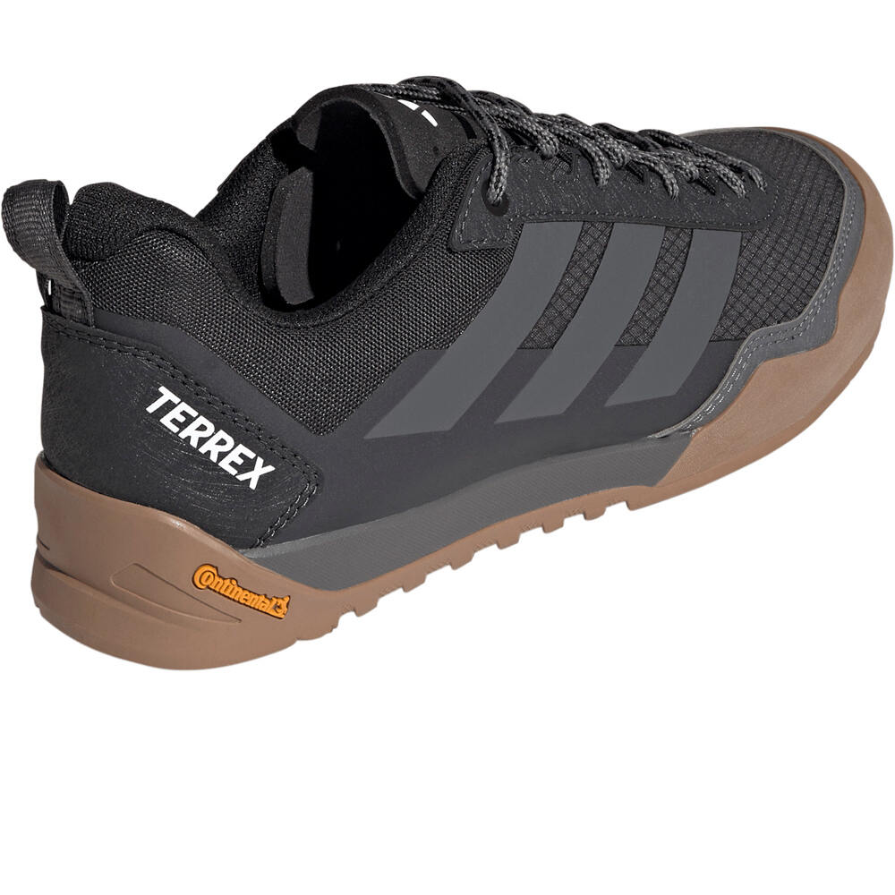 adidas zapatilla trekking mujer TERREX SKYCHASER SOLO 3 W vista trasera