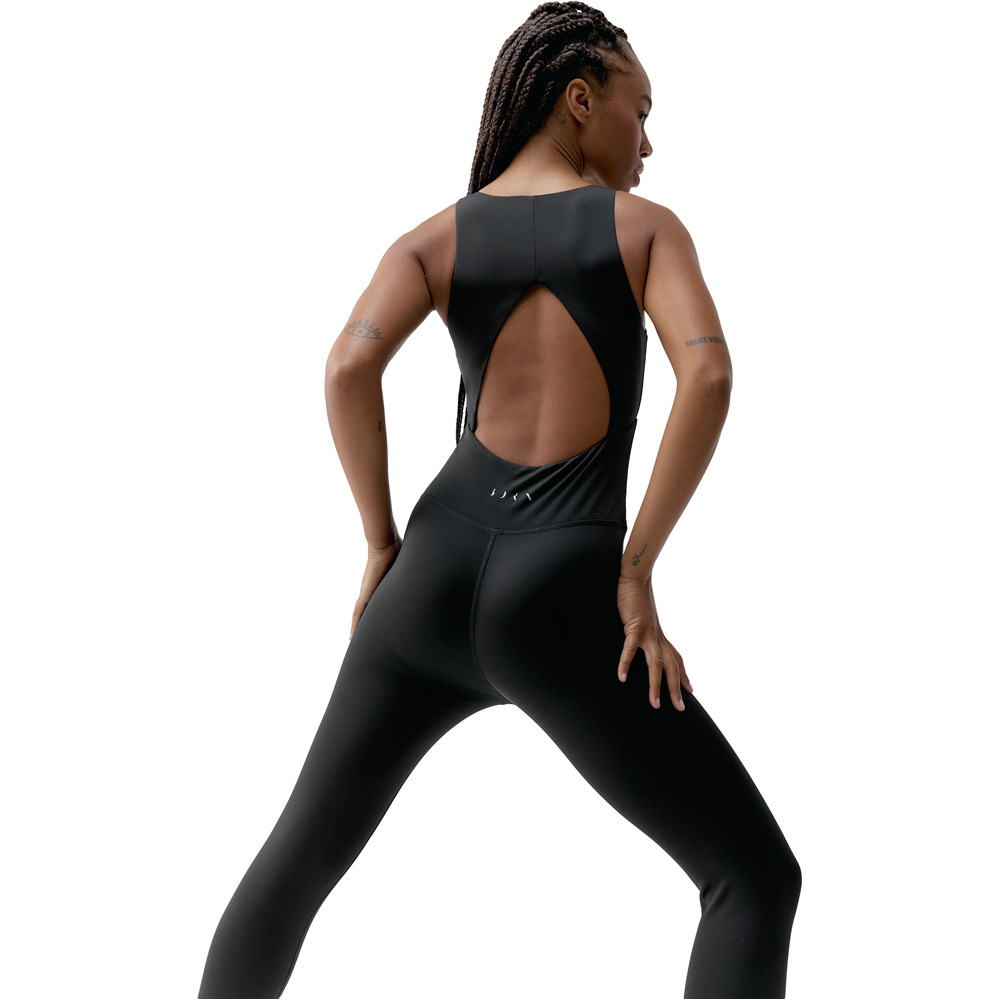 Born Living Yoga Mono Yoga Corpo 03