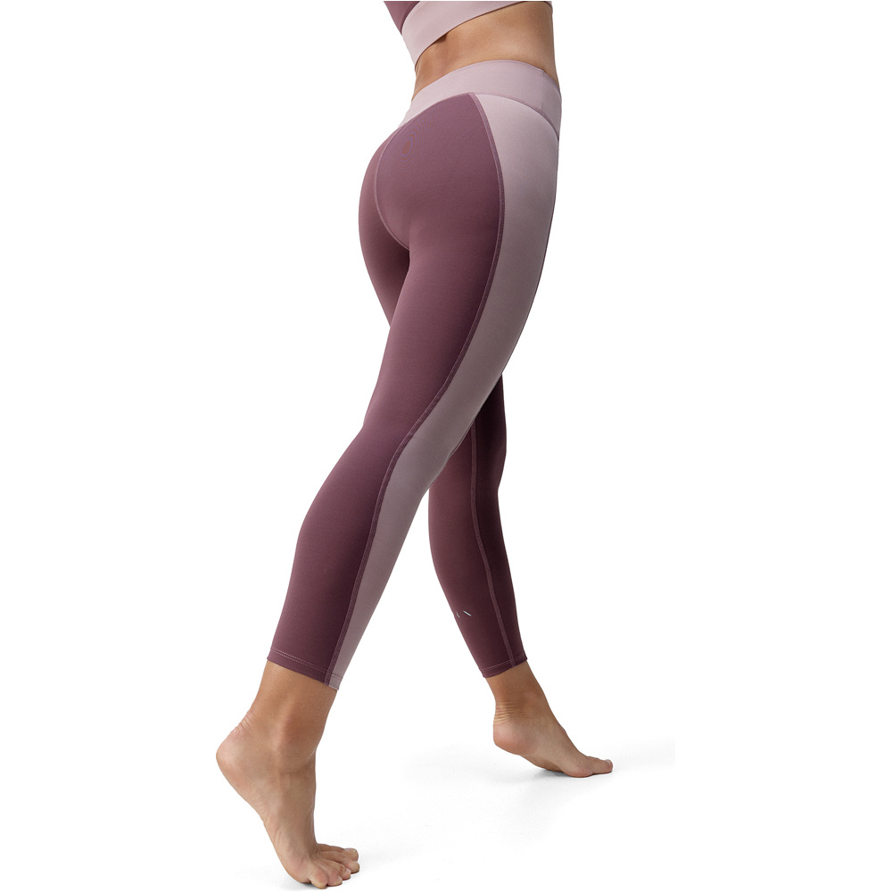 Born Living Yoga Pantalon Largo Yoga Legging Maiko vista trasera