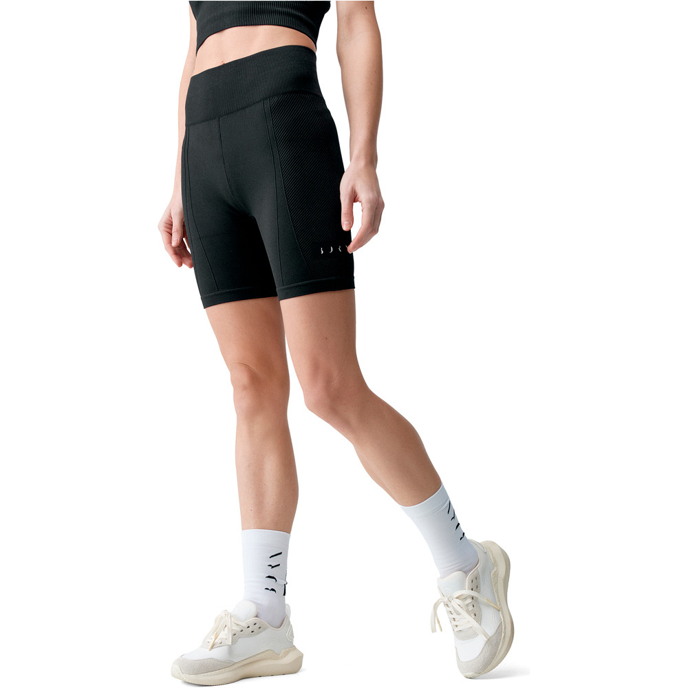 Born Living Yoga pantalones y mallas cortas fitness mujer India vista frontal
