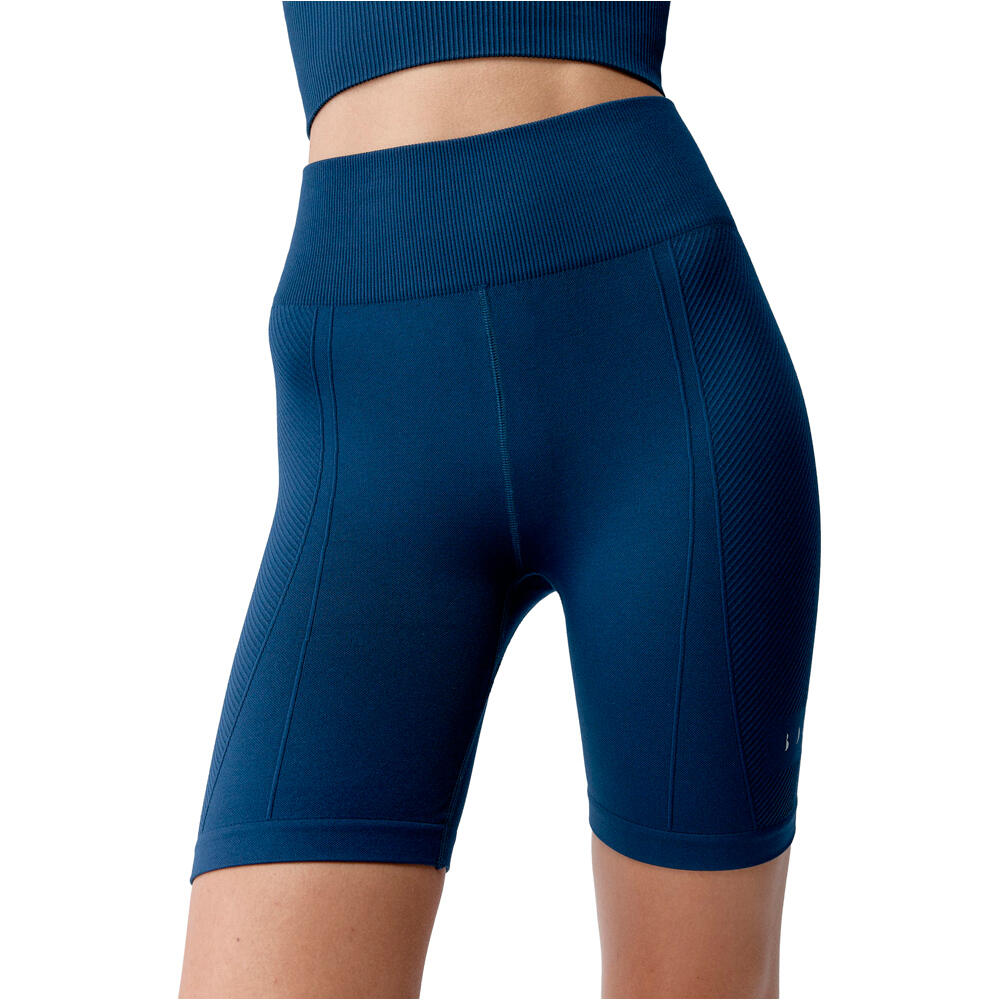Born Living Yoga pantalones y mallas cortas fitness mujer India vista frontal
