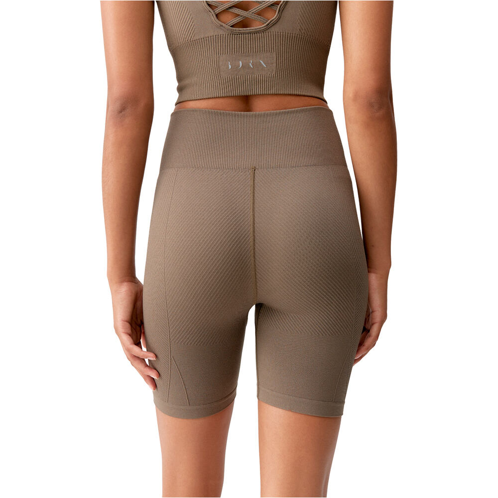 Born Living Yoga pantalones y mallas cortas fitness mujer India vista trasera