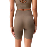 Born Living Yoga pantalones y mallas cortas fitness mujer India vista trasera