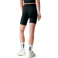 Born Living Yoga pantalones y mallas cortas fitness mujer India vista trasera