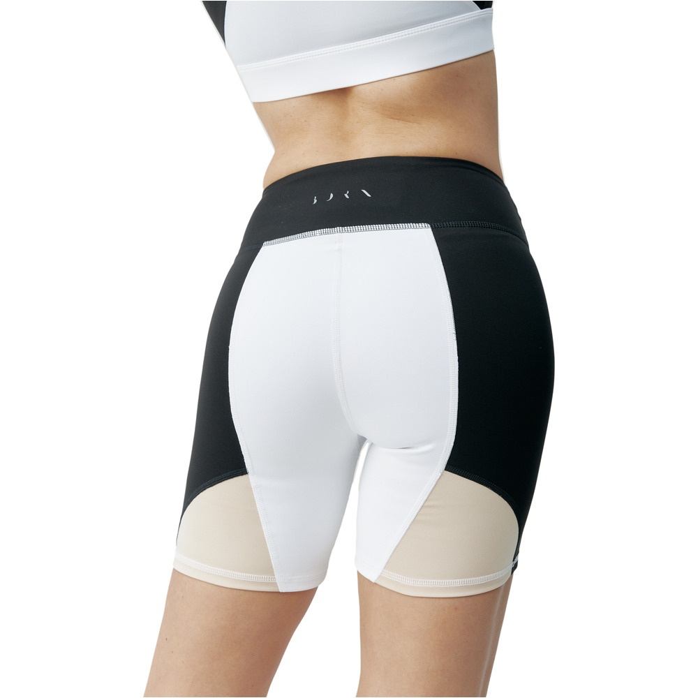 Born Living Yoga pantalones yoga Short Darana vista trasera