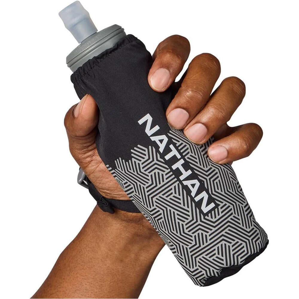 Nathan varios running Hypernight Pinnacle 14 oz Soft Flask 04
