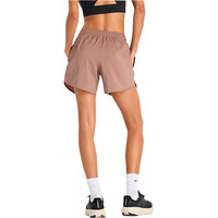 New Balance pantalón running mujer Sport Essentials Short 5 vista trasera