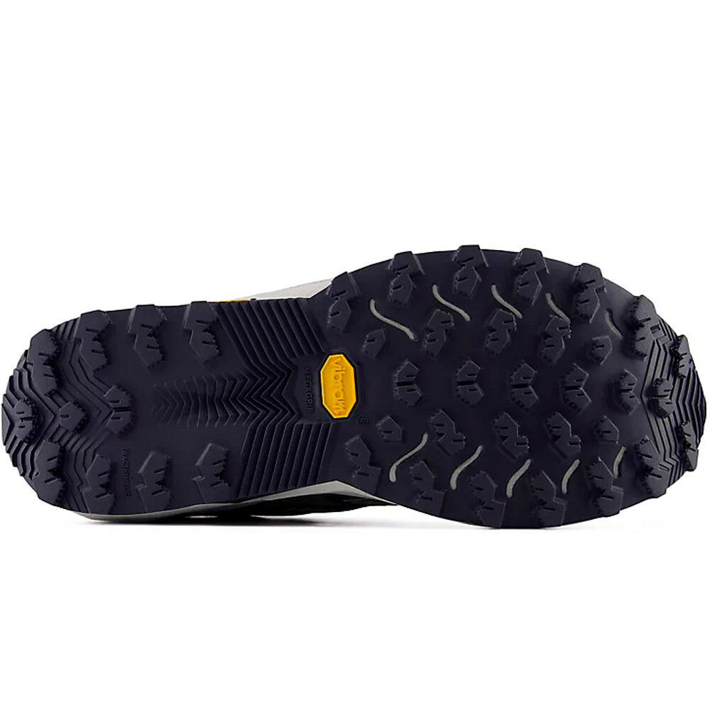 New Balance zapatillas trail hombre FuelCell Rebel Trail vista trasera