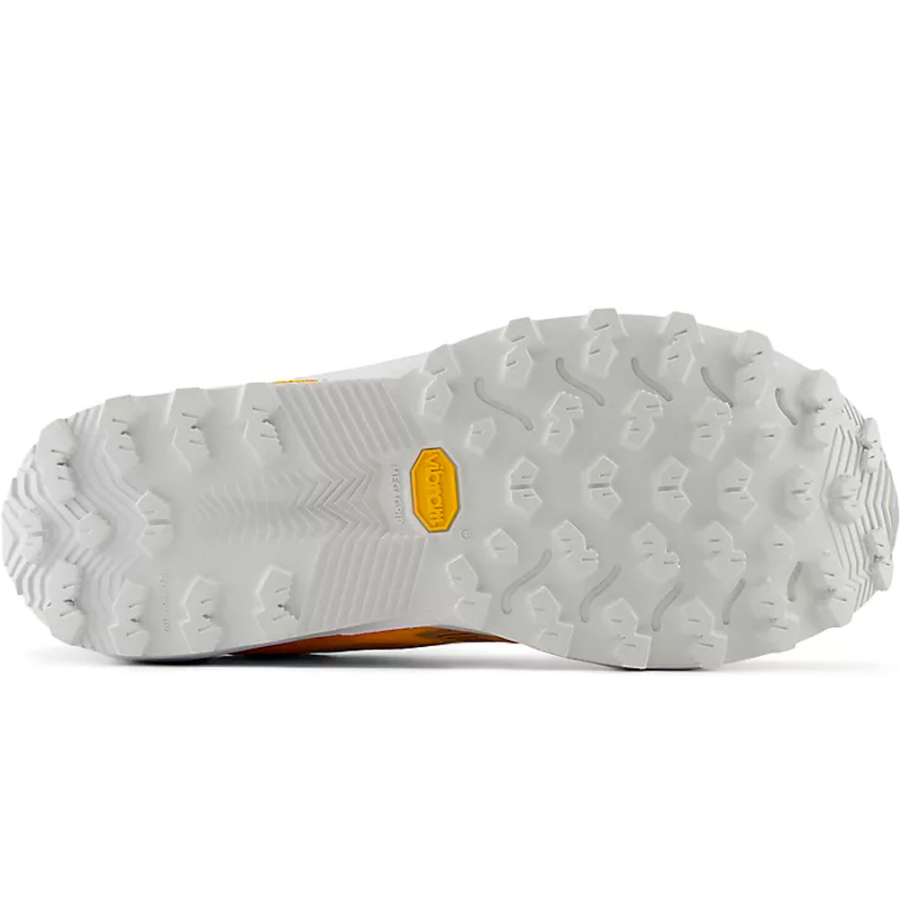 New Balance zapatillas trail hombre FuelCell Rebel Trail vista trasera