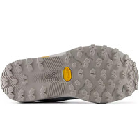 New Balance zapatillas trail mujer FuelCell Rebel Trail vista trasera