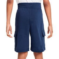 Nike bermuda niño K NSW CLUB FT CRGO SHORT LBR vista trasera