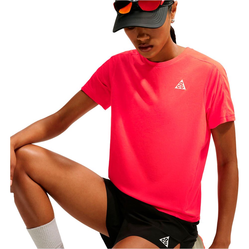 Nike camiseta entrenamiento manga corta mujer W ACG TRAIL DF SS TOP 04