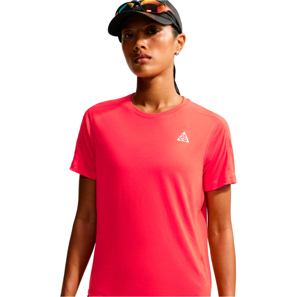 Nike camiseta entrenamiento manga corta mujer W ACG TRAIL DF SS TOP vista detalle