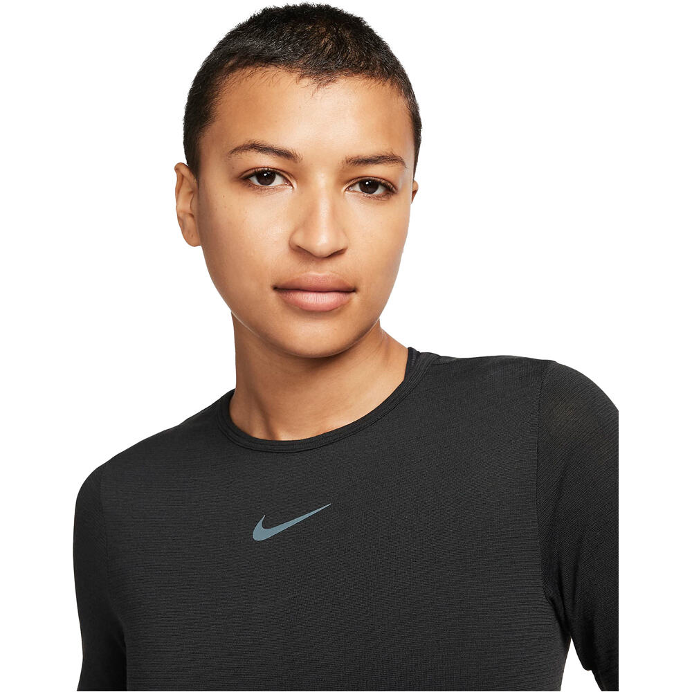 Nike camiseta entrenamiento manga corta mujer W NK SWIFT WOOL DF SS TOP vista detalle
