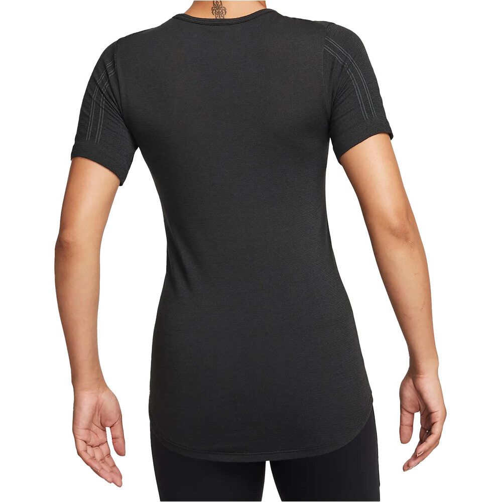 Nike camiseta entrenamiento manga corta mujer W NK SWIFT WOOL DF SS TOP vista trasera