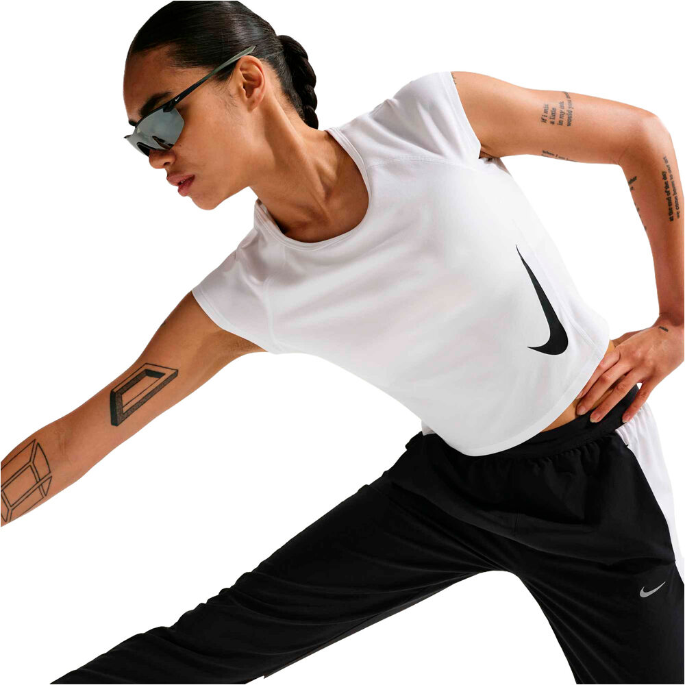 Nike camiseta entrenamiento manga corta mujer W NK TEMPO SWOOSH RUN DF SS 04