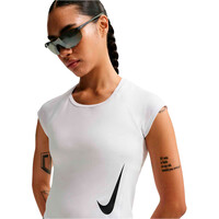 Nike camiseta entrenamiento manga corta mujer W NK TEMPO SWOOSH RUN DF SS vista detalle
