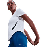 Nike camiseta entrenamiento manga corta mujer W NK TEMPO SWSH HBR DF SS TOP vista detalle