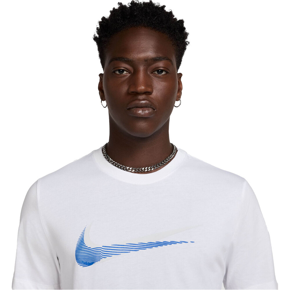 Nike camiseta manga corta hombre M NSW TEE 12MO SWSH SP25 vista detalle