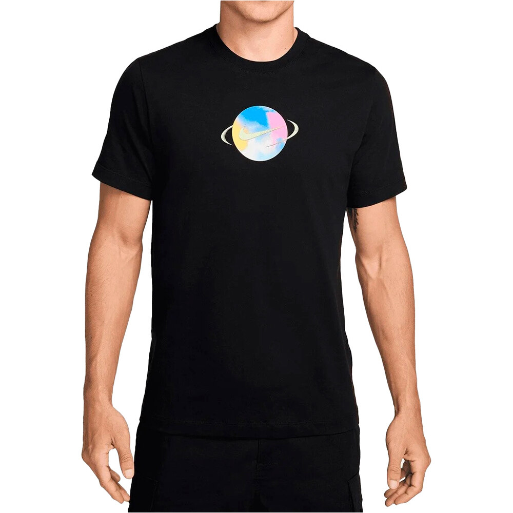 Nike camiseta manga corta hombre U NSW TEE OC COSMIC YTH 2 vista frontal
