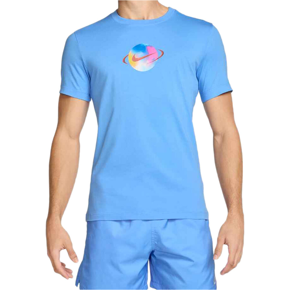 Nike camiseta manga corta hombre U NSW TEE OC COSMIC YTH 2 vista frontal