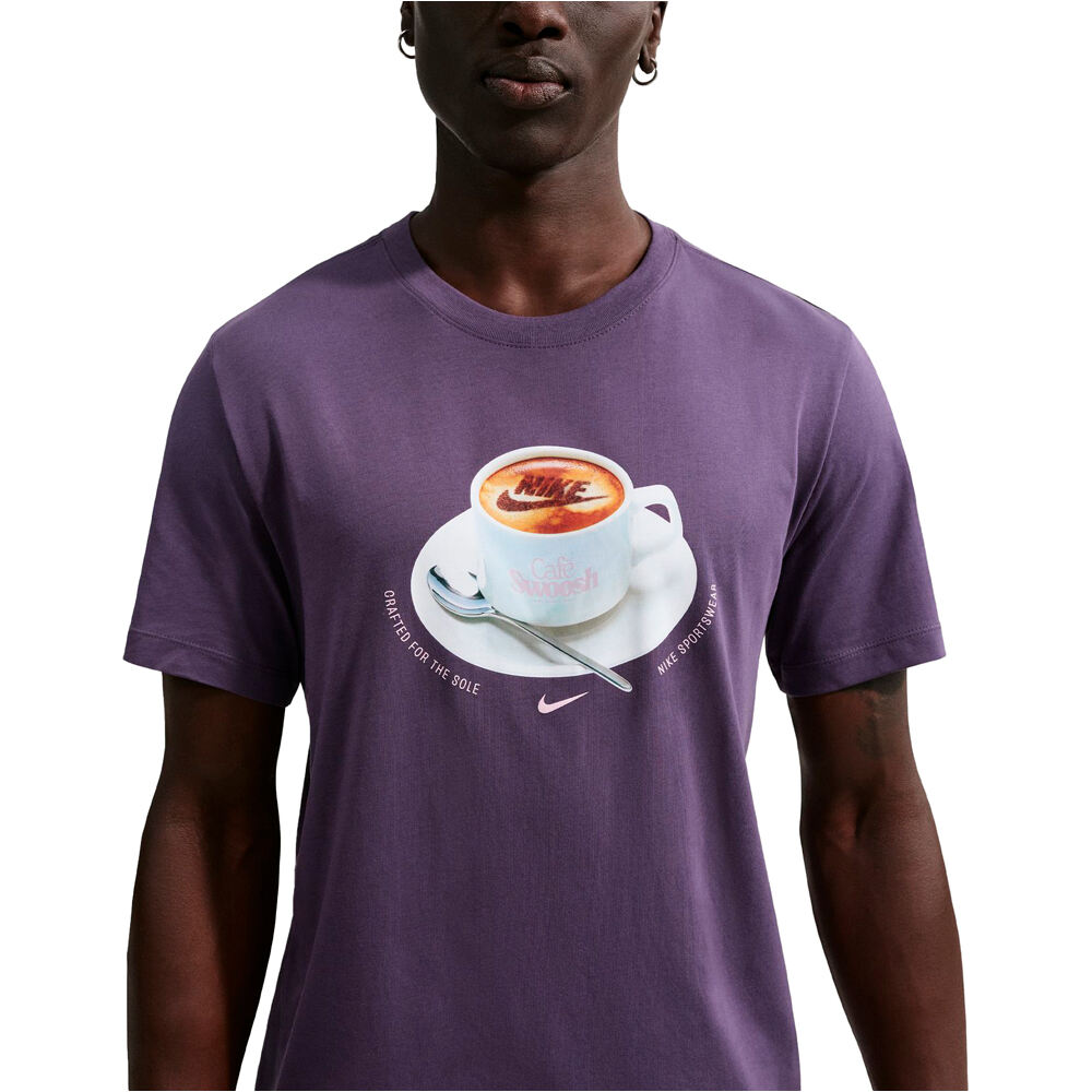 Nike camiseta manga corta hombre U NSW TEE STD CAFE SWOOSH MUG vista detalle