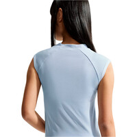 Nike camiseta manga corta mujer W SLVLSS FITTED QZ TOP GLS vista detalle