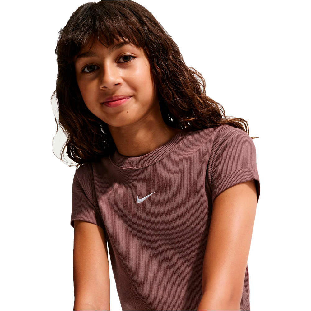 Nike camiseta manga corta niña G NSW TEE MOD CRP RIB SLIM AKF vista detalle
