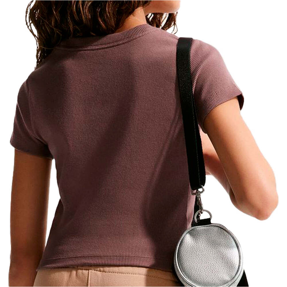 Nike camiseta manga corta niña G NSW TEE MOD CRP RIB SLIM AKF vista trasera