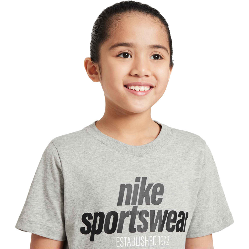 Nike camiseta manga corta niño K NSW TEE CLUB FAM vista detalle