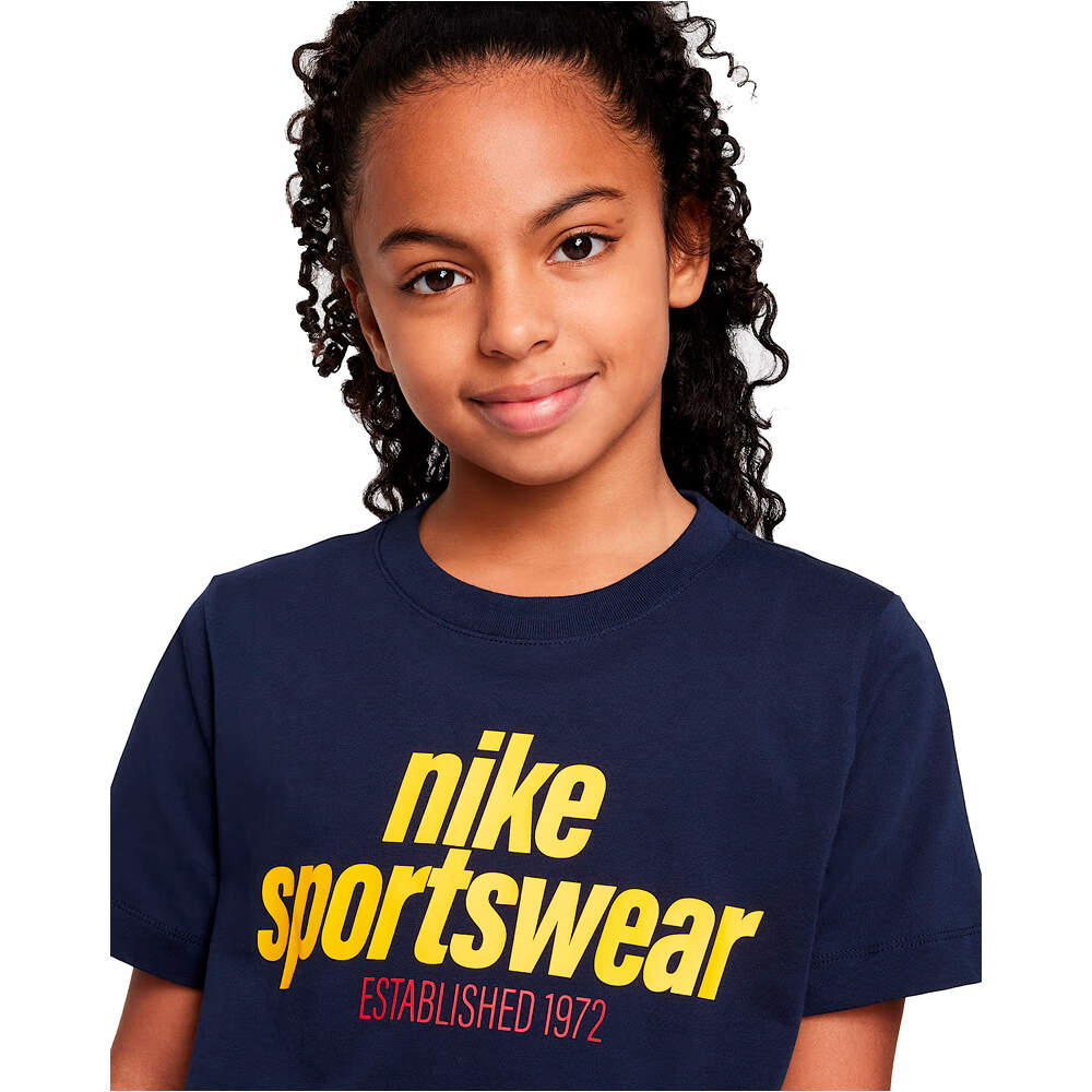 Nike camiseta manga corta niño K NSW TEE CLUB FAM vista detalle