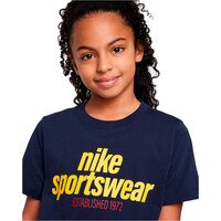 Nike camiseta manga corta niño K NSW TEE CLUB FAM vista detalle