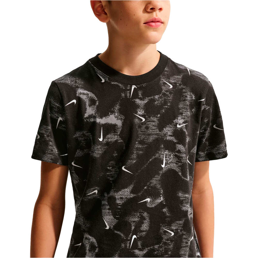Nike camiseta manga corta niño K NSW TEE HBR AOP vista detalle