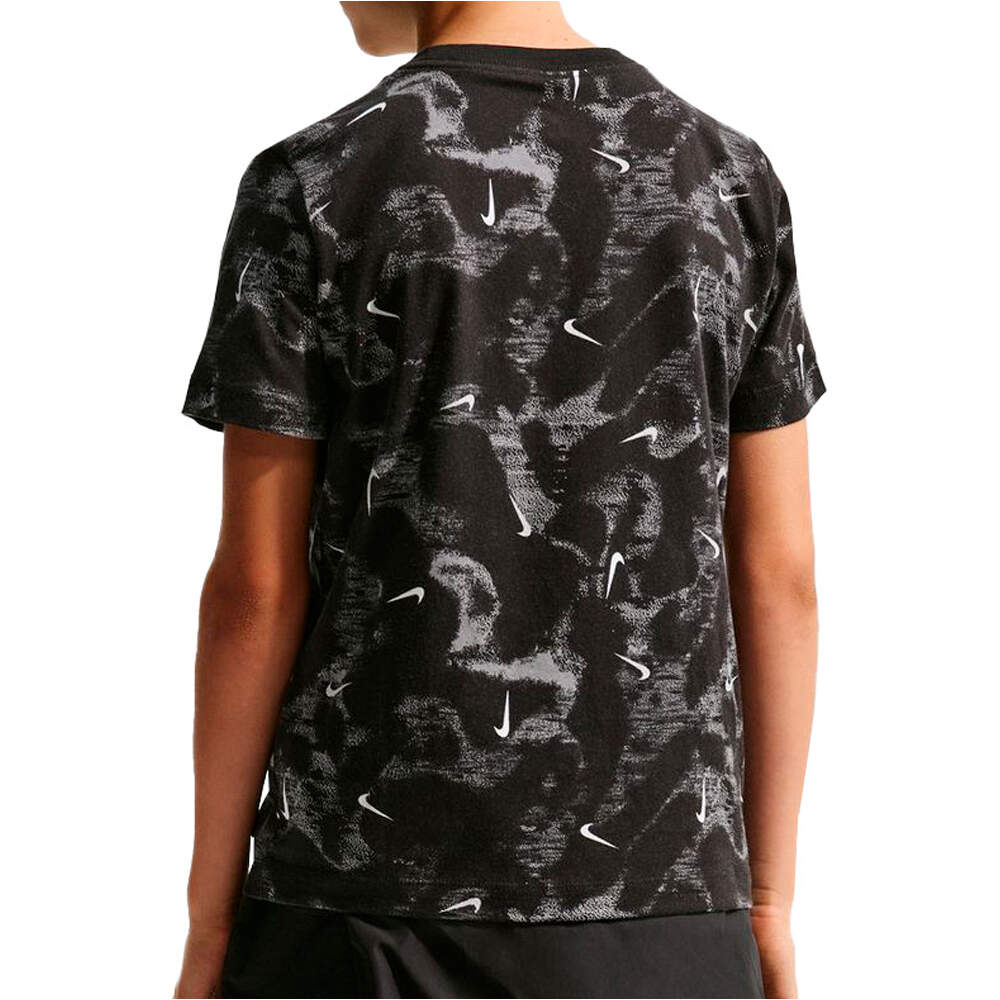 Nike camiseta manga corta niño K NSW TEE HBR AOP vista trasera