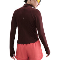 Nike camiseta técnica manga larga mujer W NK TEMPO NVLT DF HZ TP vista trasera