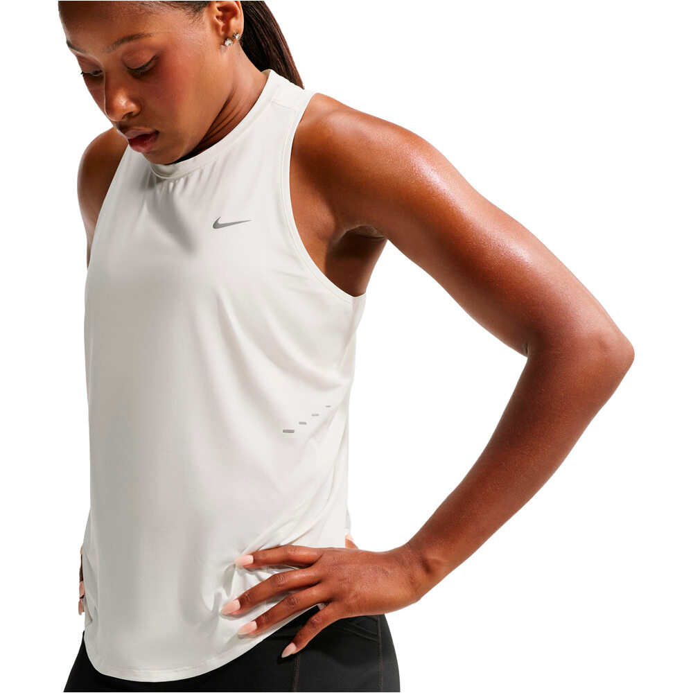 Nike camiseta técnica tirantes mujer W NK SWIFT DF TANK STNDRD vista detalle