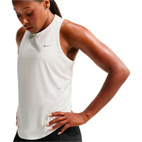 Nike camiseta técnica tirantes mujer W NK SWIFT DF TANK STNDRD vista detalle