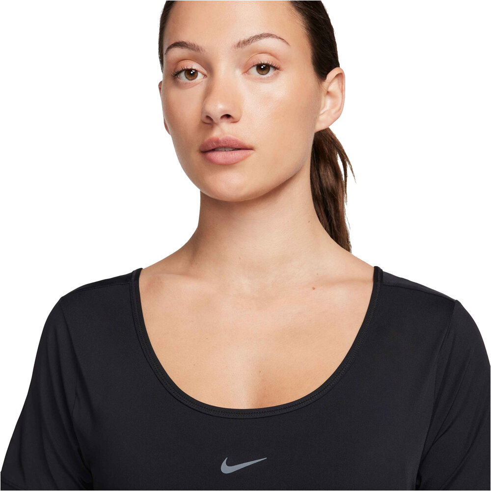 Nike camisetas fitness mujer W NK ONE CLASSIC DF TWST SS TP vista detalle