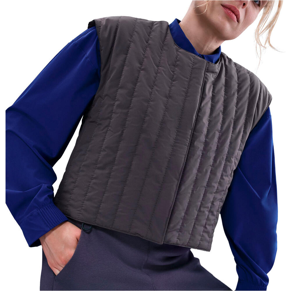 Nike chalecos mujer W NK 24.7 DF VEST FILLED WVN vista frontal