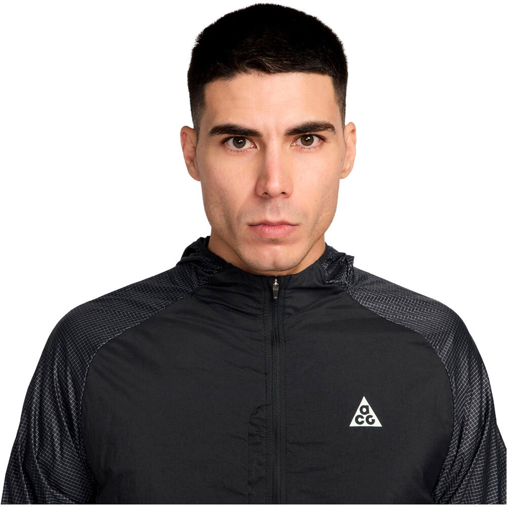 Nike CHAQUETA RUNNING HOMBRE M ACG UV AIREEZ JKT vista detalle